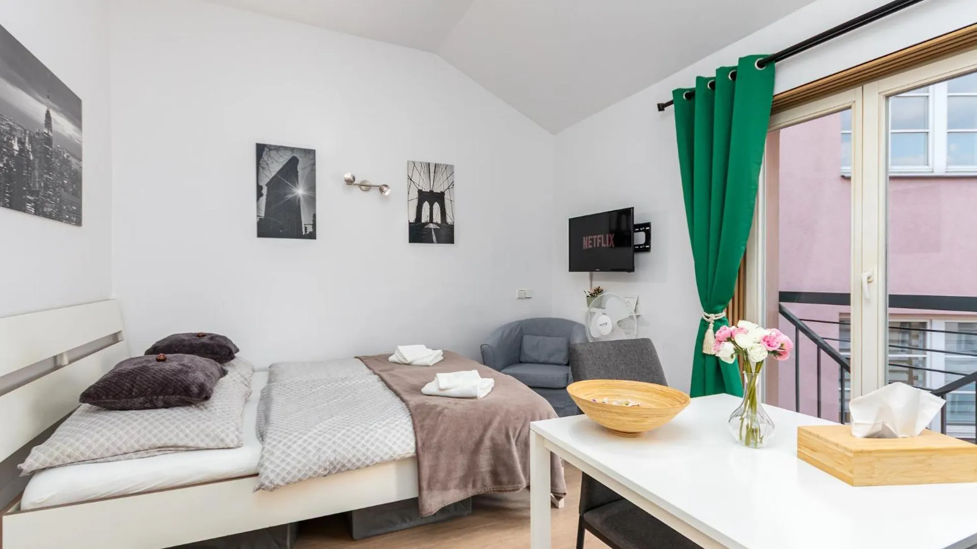 Private Retreat Close To Stations In Praha 3 Pensjonat